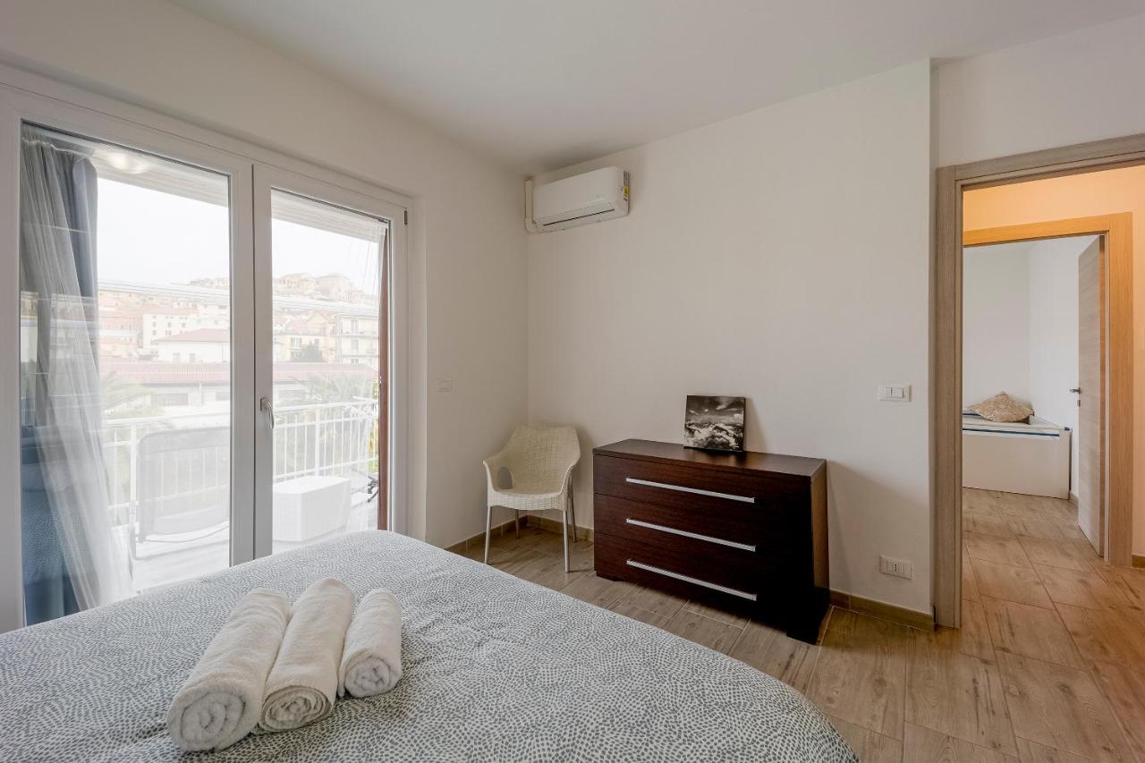 Il Gattino Di Porto - Apt 5 - Bilocale Terrazzo Piscina Imperia Buitenkant foto