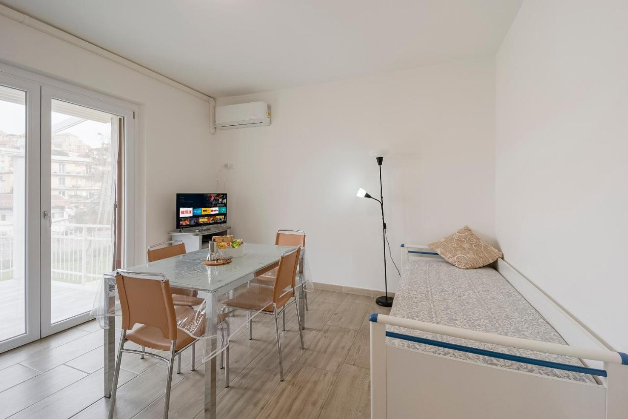 Il Gattino Di Porto - Apt 5 - Bilocale Terrazzo Piscina Imperia Buitenkant foto